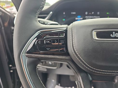 Used 2023 Jeep Grand Cherokee Overland w/ Luxury Tech Group IV AWD/4WD image 19