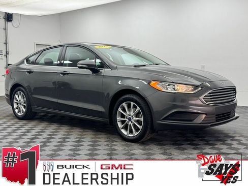 Used 2017 Ford Fusion SE image 1
