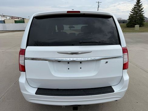 Used 2014 Chrysler Town & Country S image 6