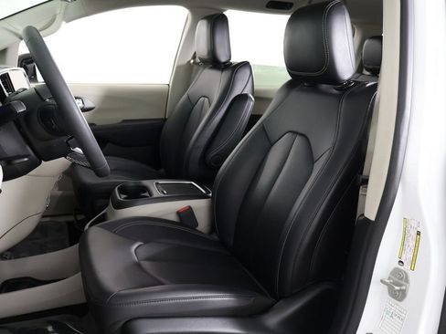 Used 2024 Chrysler Pacifica Limited FWD image 30