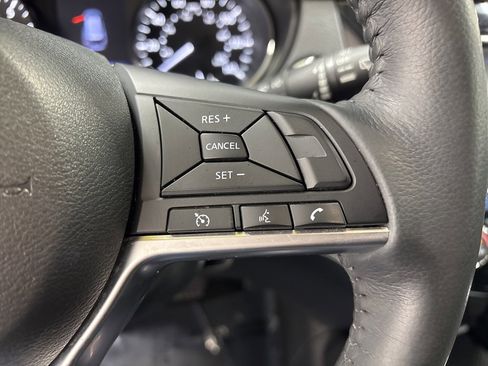 Used 2018 Nissan Rogue SV image 12