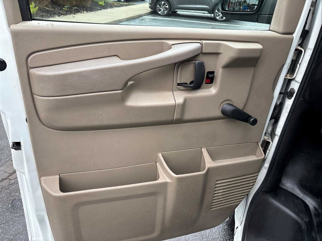 Used 2011 Chevrolet Express 2500 RWD image 16