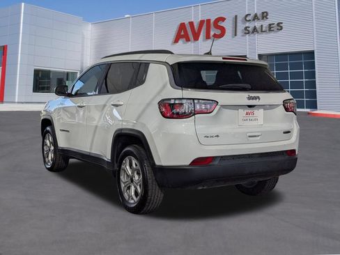 Used 2025 Jeep Compass Latitude w/ Sun & Sound Group AWD/4WD image 3