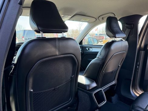 Used 2022 Volvo XC40 T5 Momentum image 18