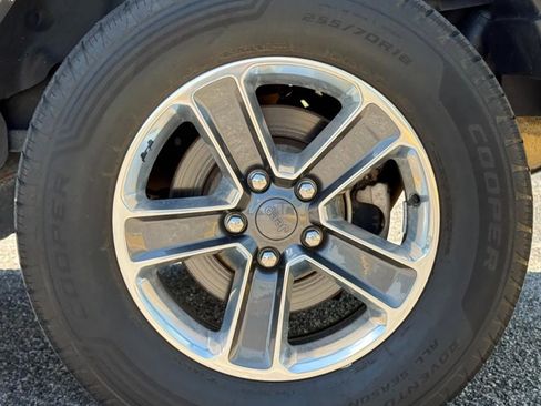 Used 2018 Jeep Wrangler Unlimited Sahara AWD/4WD image 17