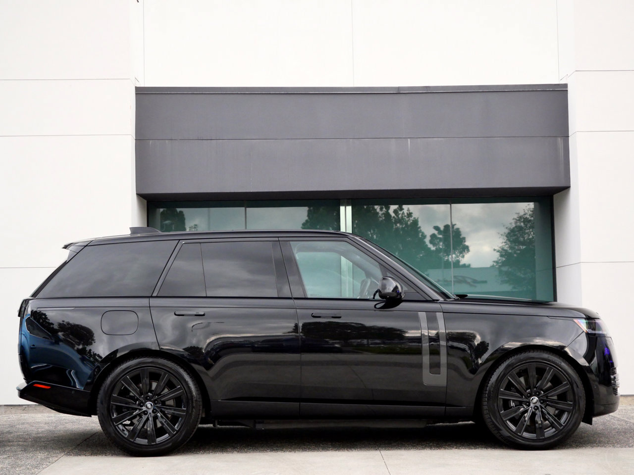 Used 2025 Land Rover Range Rover SE AWD/4WD image 4