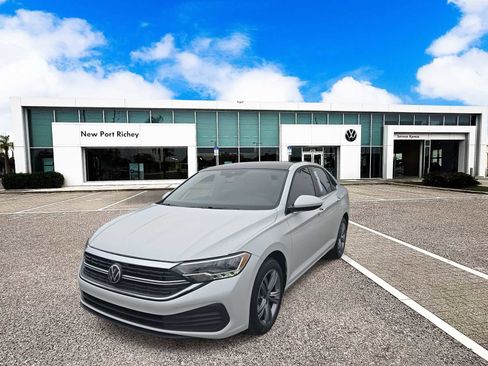 Used 2023 Volkswagen Jetta SE w/ Panoramic Sunroof Package image 4