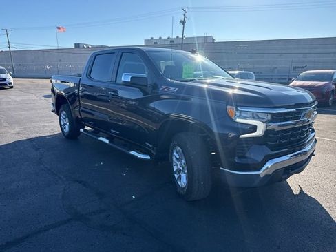 Used 2022 Chevrolet Silverado 1500 LT w/ Z71 Off-Road Package AWD/4WD image 3