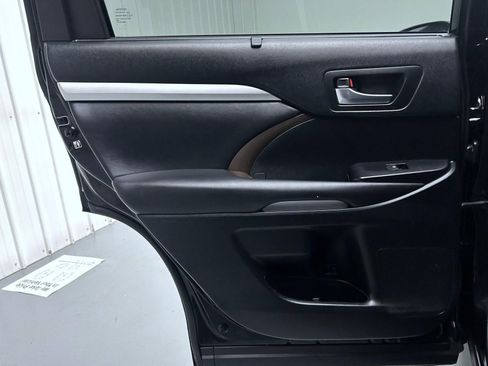 Used 2019 Toyota Highlander XLE image 21