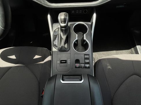 Used 2025 Toyota Highlander LE FWD image 19