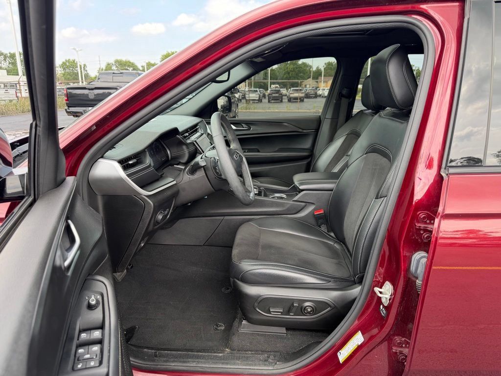 Used 2023 Jeep Grand Cherokee L Laredo AWD/4WD image 14
