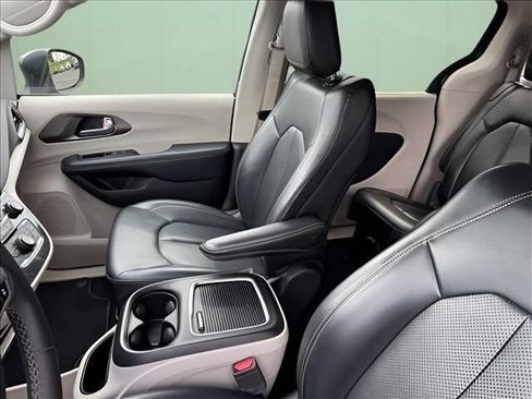 Used 2023 Chrysler Pacifica Touring-L FWD image 7