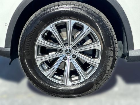 Used 2024 Mercedes-Benz GLC 300 4MATIC image 11
