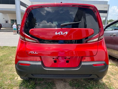 Used 2022 Kia Soul LX FWD image 3