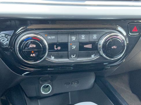 Used 2025 Chevrolet Trax LT w/ LT Convenience Package FWD image 19