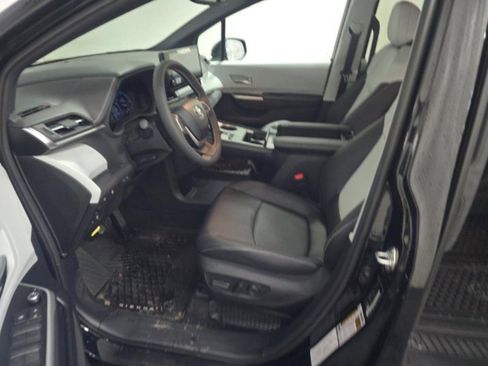 Used 2025 Toyota Sienna XSE image 3