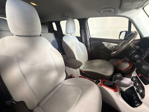 Used 2015 Jeep Renegade Latitude FWD image 31
