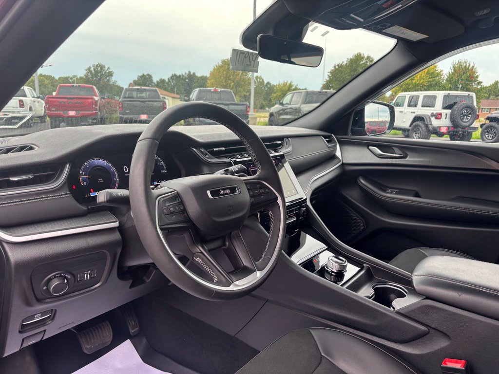 Used 2025 Jeep Grand Cherokee Altitude AWD/4WD image 11