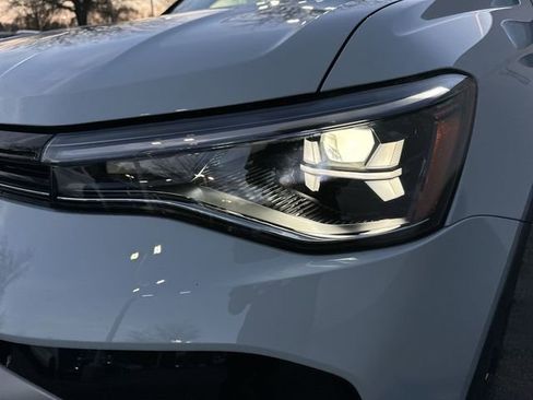 Certified 2025 Volkswagen Taos SE image 9