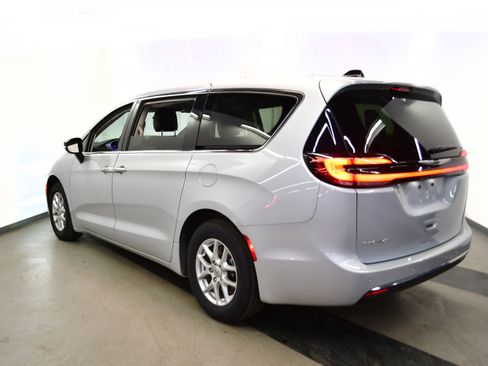 Used 2024 Chrysler Pacifica Touring-L FWD image 5