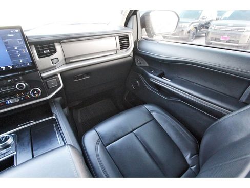 Used 2022 Ford Expedition XLT image 14
