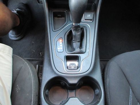 Used 2020 Jeep Cherokee Latitude FWD image 28