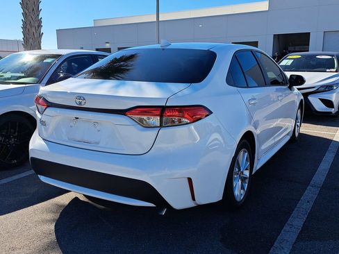 Used 2021 Toyota Corolla LE image 3
