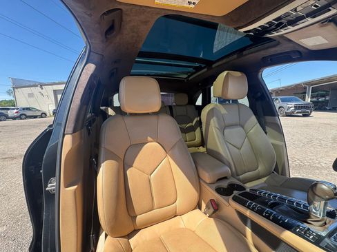Used 2018 Porsche Macan Turbo AWD/4WD image 19