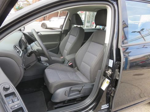 Used 2014 Volkswagen Golf 4-Door image 9