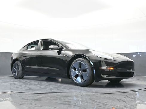 Used 2021 Tesla Model 3 Standard Range Plus image 57