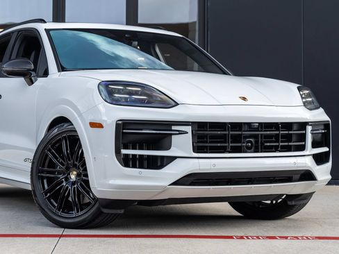 Certified 2025 Porsche Cayenne GTS AWD/4WD image 9