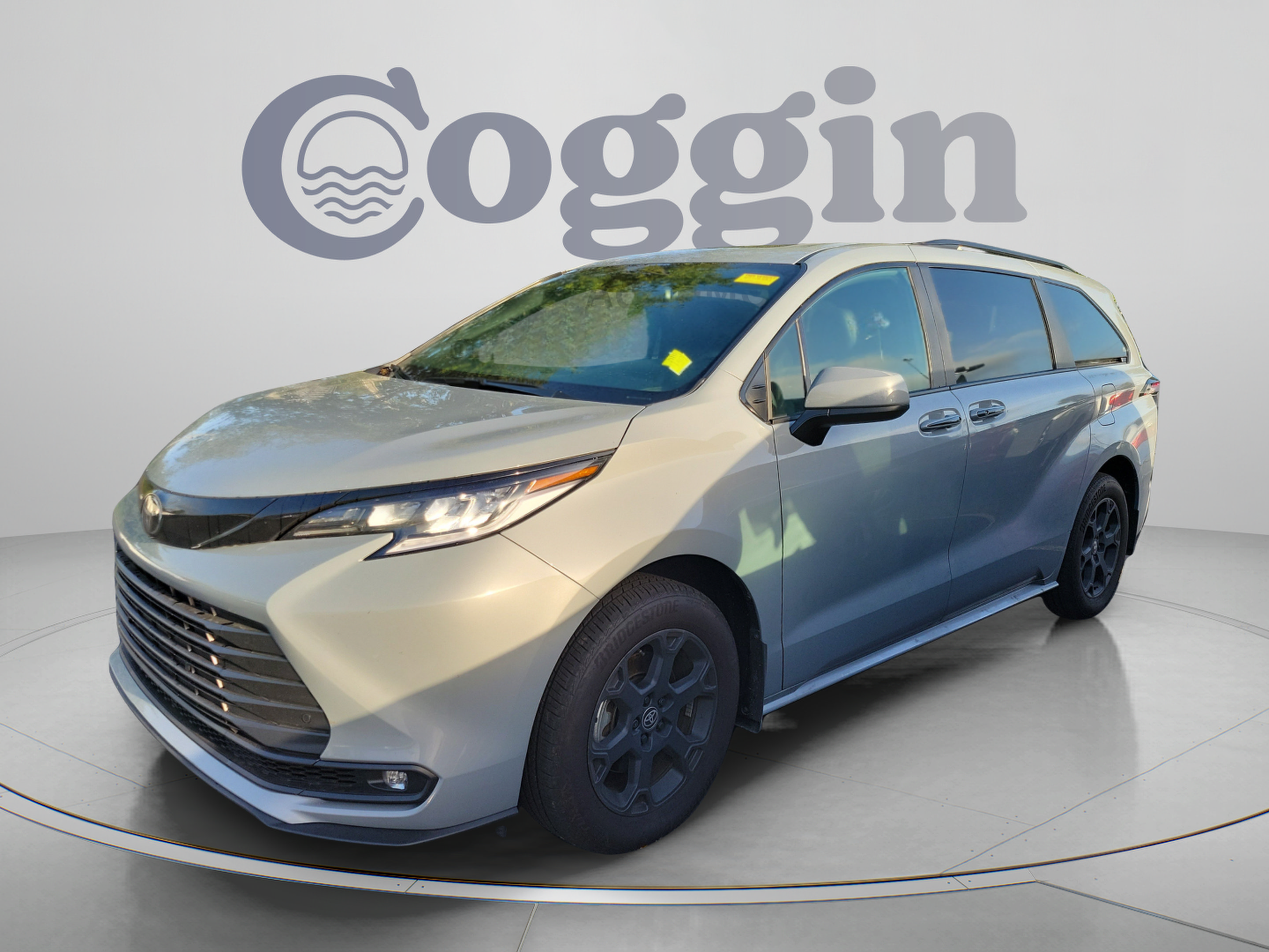 Used 2026 Toyota Sienna XLE Woodland Edition AWD/4WD image 3