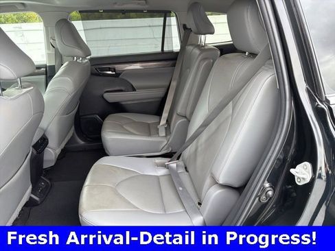 Used 2023 Toyota Highlander Limited image 12