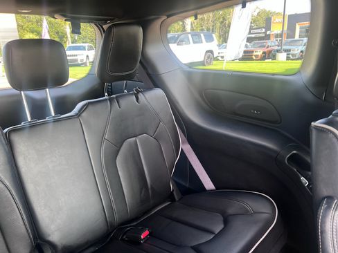 Used 2022 Chrysler Pacifica Limited w/ S Appearance Package FWD image 13