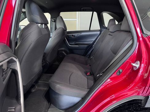 Used 2021 Toyota RAV4 SE image 9