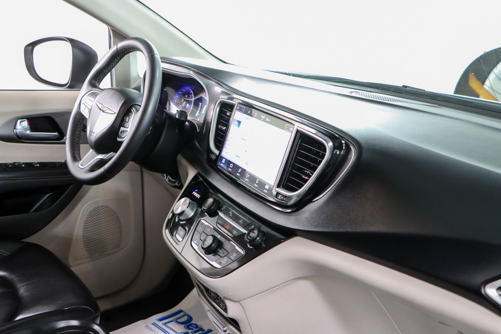 Used 2023 Chrysler Pacifica Touring-L FWD image 26