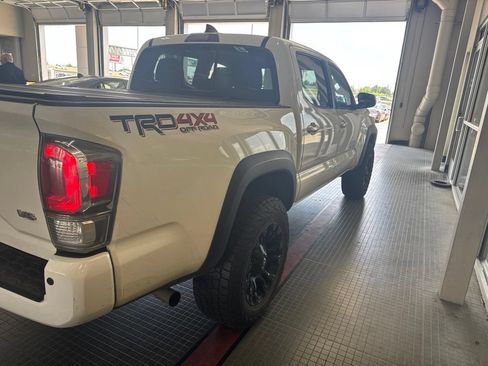 Used 2021 Toyota Tacoma TRD Off-Road w/ Technology Package AWD/4WD image 3