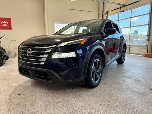Used 2025 Nissan Rogue SV FWD image 3
