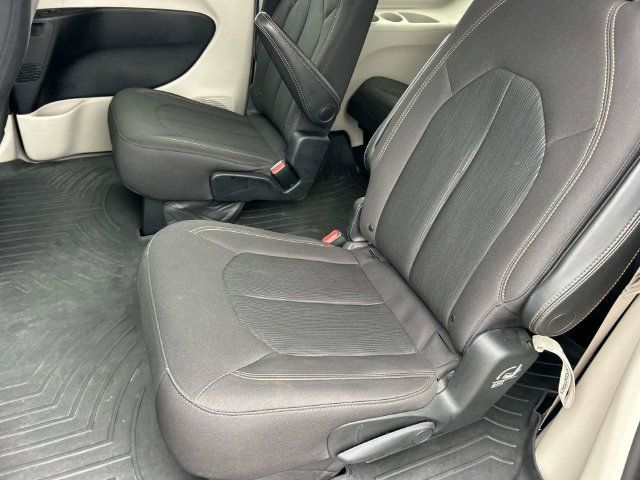 Used 2017 Chrysler Pacifica LX FWD image 18