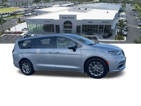 Used 2023 Chrysler Pacifica Touring-L image 13