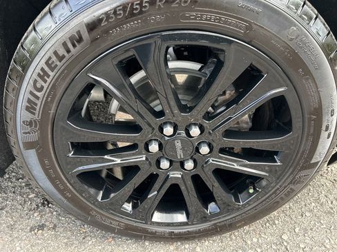 Used 2023 GMC Acadia SLT w/ Elevation Edition image 6