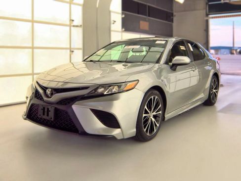 Used 2019 Toyota Camry SE FWD image 2