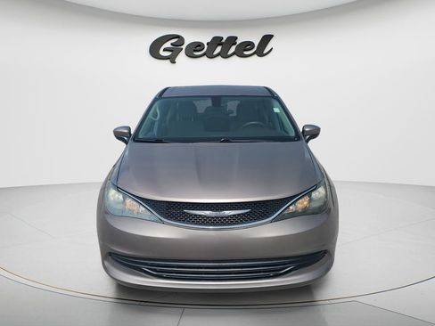 Used 2017 Chrysler Pacifica Touring w/ Tire & Wheel Group FWD image 2
