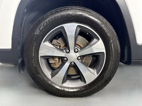 Used 2019 Jeep Cherokee Limited AWD/4WD image 29