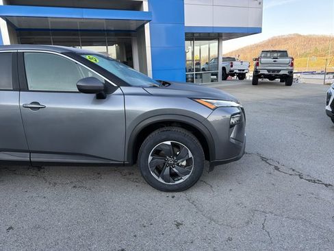 Used 2025 Nissan Rogue SV image 2