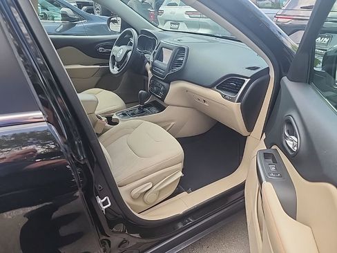 Used 2019 Jeep Cherokee Latitude w/ Popular Appearance Group FWD image 11