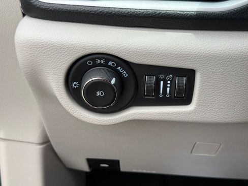 Used 2023 Chrysler Pacifica Touring-L FWD image 37