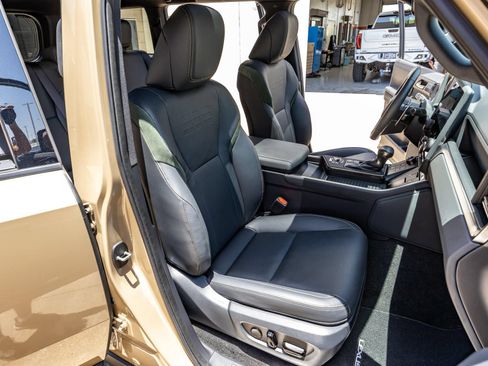 Used 2024 Lexus GX 550 AWD/4WD image 25