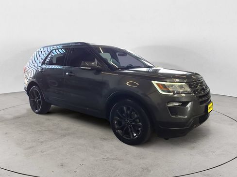 Used 2018 Ford Explorer XLT w/ Equipment Group 202A AWD/4WD image 3