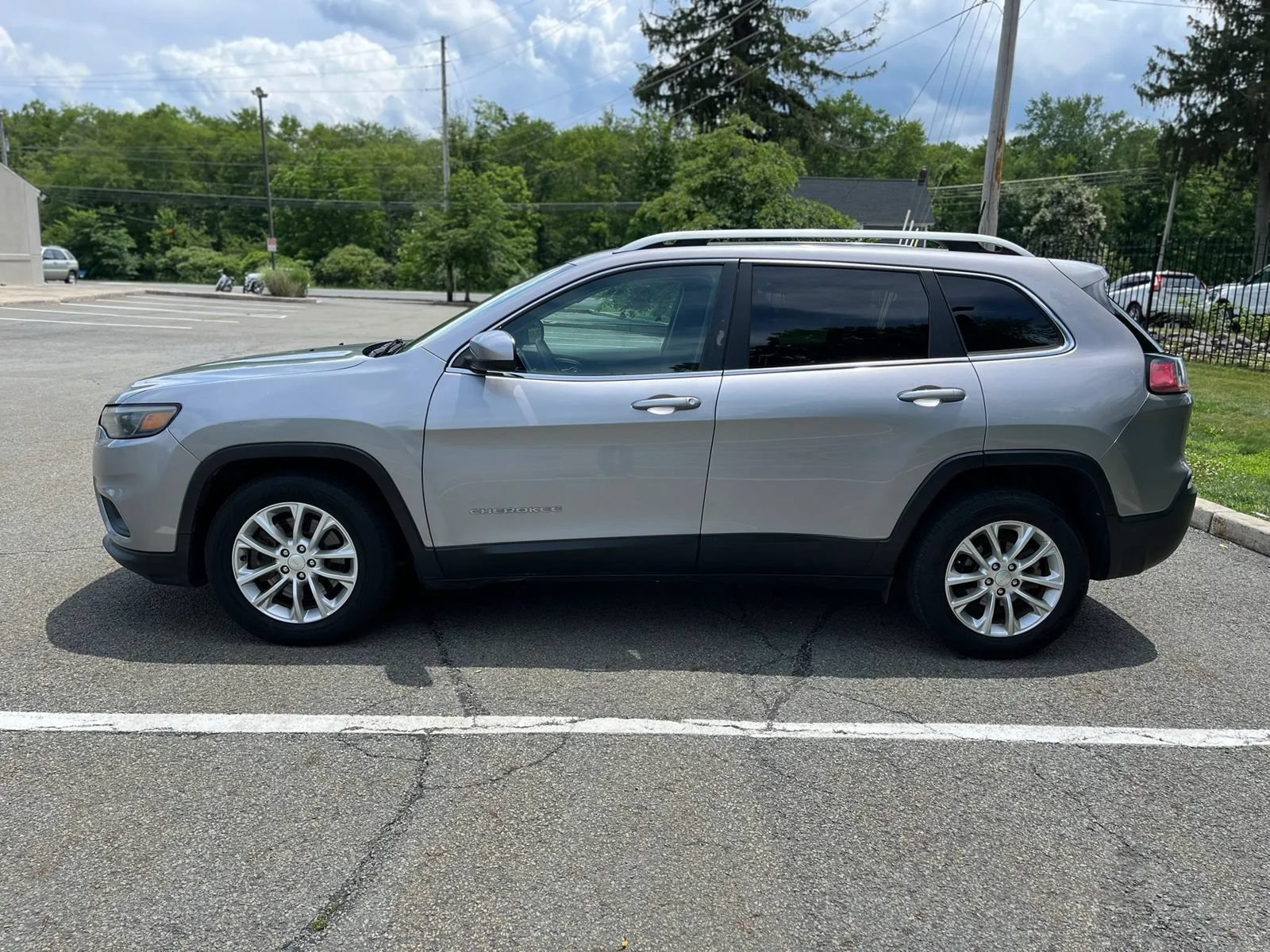 Used 2019 Jeep Cherokee Latitude w/ Popular Appearance Group FWD image 7